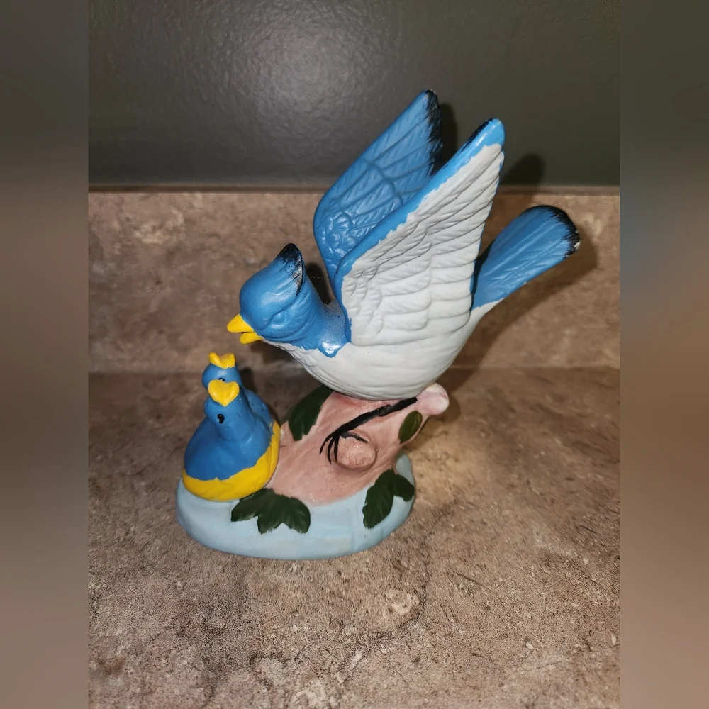 Vintage Unmarked Bluebird‎ With Babies Figurine
